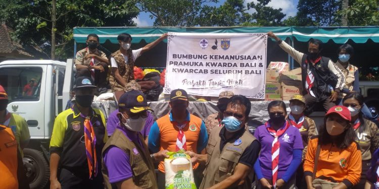 Kwarda Bali Serahkan Bantuan Bumbung Kemanusiaan di Bangli