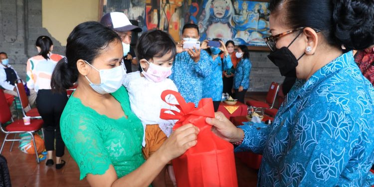 Gelar Aksi Sosial di Denpasar, Ny Putri Koster Salurkan Bantuan Bagi Lansia, Ibu Hamil  & Balita