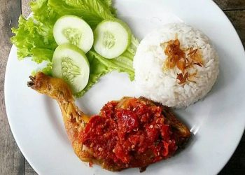 Mudah & Enak, Berikut Resep Ayam Penyet Sambal Tomat Terasi