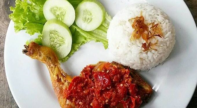 Mudah & Enak, Berikut Resep Ayam Penyet Sambal Tomat Terasi
