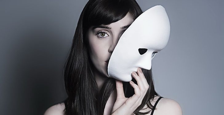 Berikut 5 Tipe Perempuan Yang Simpal Luka Melalui Amarah