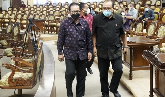 Wagub Cok Ace Baca Jawaban Gubernur Terhadap Pandangan Umum Fraksi Atas Raperda Tentang Pengelolaan Keuangan Daerah