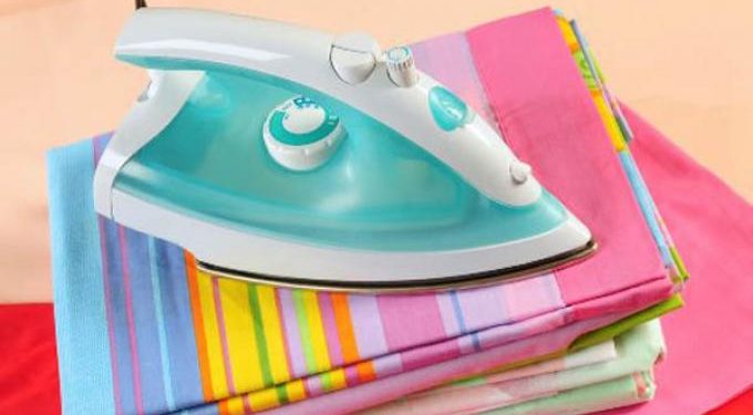 Mudah,Berikut Tips Hilangkan Noda Bekas Lengket Pada Setrika