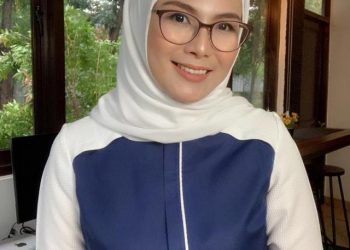 Desainer Nina Nugroho Terawang Tren Busana Muslim Artis 2022, Warna Bold dan Putih Jadi Primadona