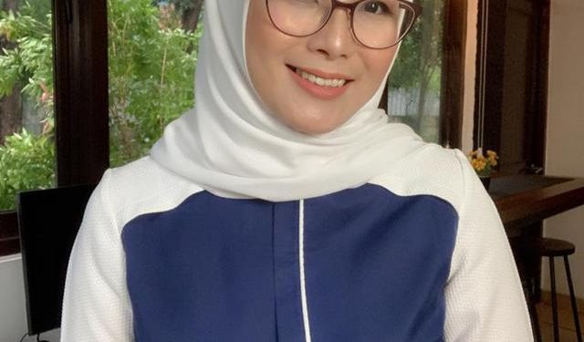 Desainer Nina Nugroho Terawang Tren Busana Muslim Artis 2022, Warna Bold dan Putih Jadi Primadona