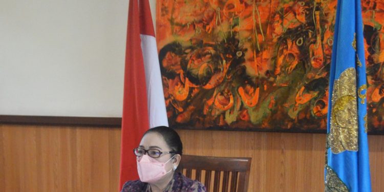 Ketua BKOW Ny. Cok Ace Buka Muswil V Salimah Bali