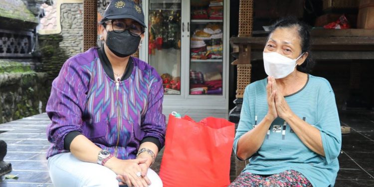 Ny. Putri Koster Sapa  dan Berbagai Kepada Para Seniman