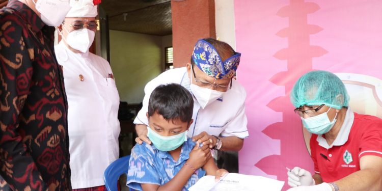 Gubernur Koster Tinjau Kick Off Vaksinasi Covid-19 Anak Usia 6 – 11 Tahun di SDN 1 Besakih