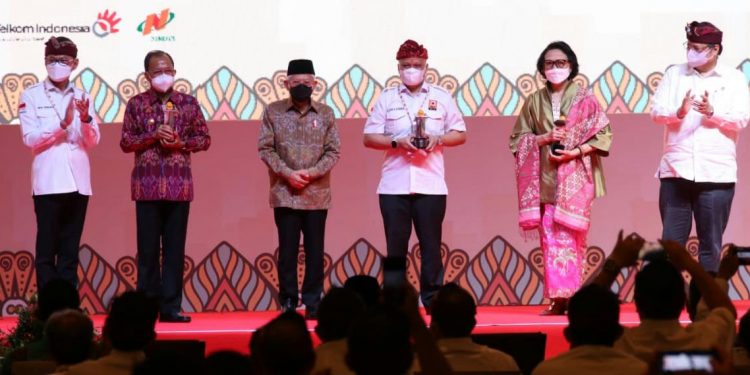 Gubernur Koster Wakili Keluarga Bung Karno Menerima Penghargaan Outstanding Lifetime Achievement Award untuk Ir. Soekarno