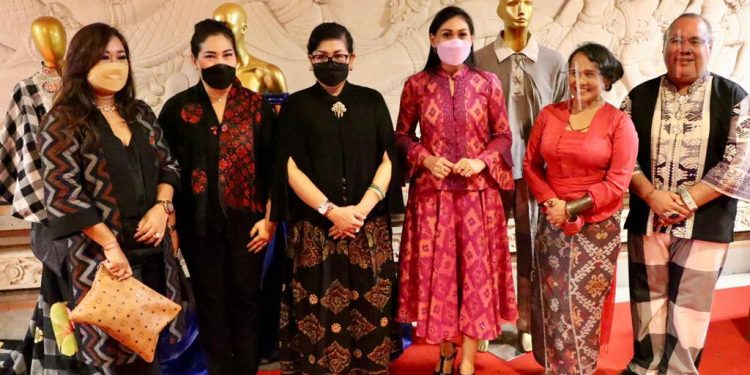 Buka Fashion Show Wastra Dewata, Ny Putri Koster Persiapkan Desainer Tenun Bali jadi Enterpreneur