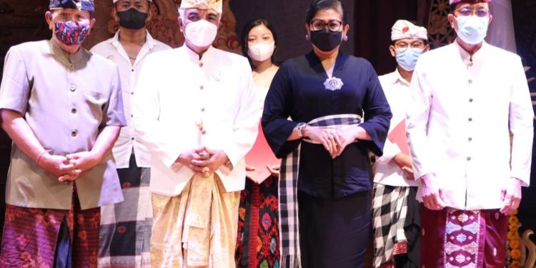 Ny Putri Koster Hadiri Pengukuhan Pasikian Yowana Bali Majelis Desa Adat Kabupaten/Kota dan Kecamatan se-Bali