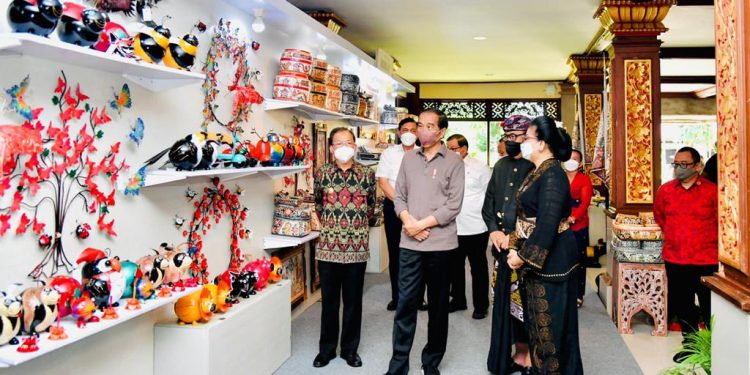 Presiden Jokowi Kunjungi Pameran IKM Bali Bangkit Didampingi Gubernur Koster dan Ketua Dekranasda Bali, Ny Putri Suastini Koster