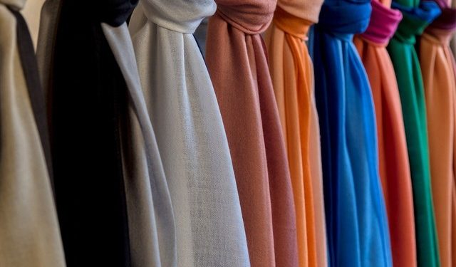 Kelebihan dan Kekurangan Bahan Diamond Untuk Hijab