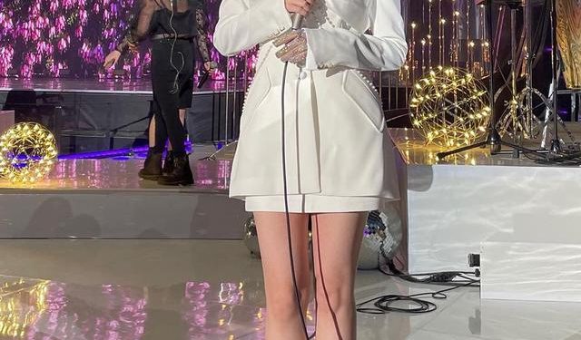 4 Gaya Fashion IU di Golden Disc Awards ke-36, Tampilan Sederhana tapi Harganya Ratusan Juta