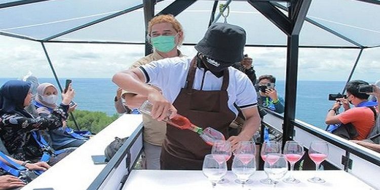 Roy Suryo: ‘Ngopi in The Sky’ Bahaya, Itu Crane buat Barang Bukan Manusia