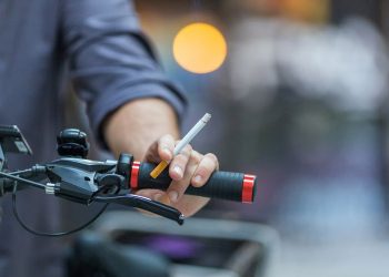 Bara Rokok Berterbangan dari Pemotor Sebabkan Mata Melepuh