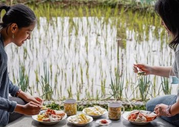 Ngopi di Sawah Bogor, Tawarkan Sensasi Makan Lesehan di Tepi Sawah