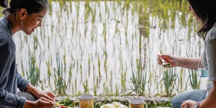 Ngopi di Sawah Bogor, Tawarkan Sensasi Makan Lesehan di Tepi Sawah