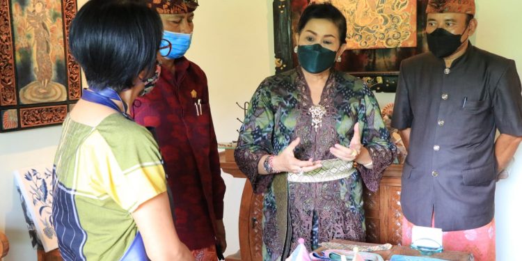Ny. Putri Koster Tinjau Pengerajin Batik di Ubud
