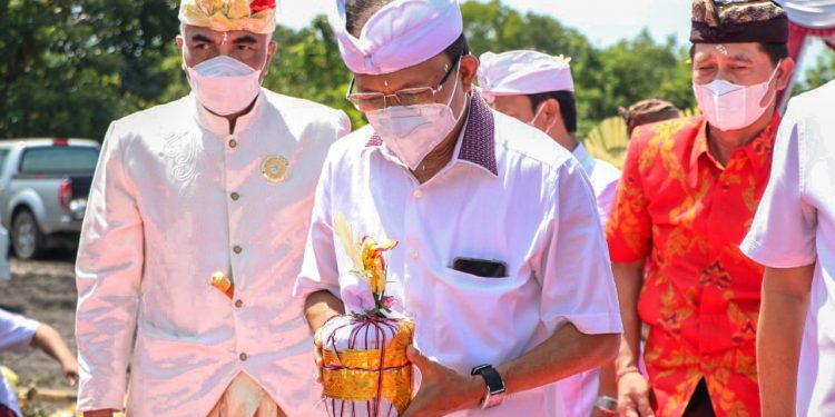 Gubernur  Koster Secara Resmi Memulai Pekerjaan Pematangan Lahan Kawasan Pusat Kebudayaan Bali di Kabupaten Klungkung
