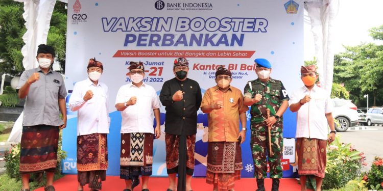 Apresiasi BI, Wagub Cok Ace Tinjau Vaksinasi Booster Bagi Pekerja Perbankan