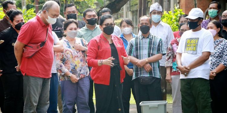 Ketua Dekranasda Bali Menebar Bibit Ikan Di Kolam Art Center