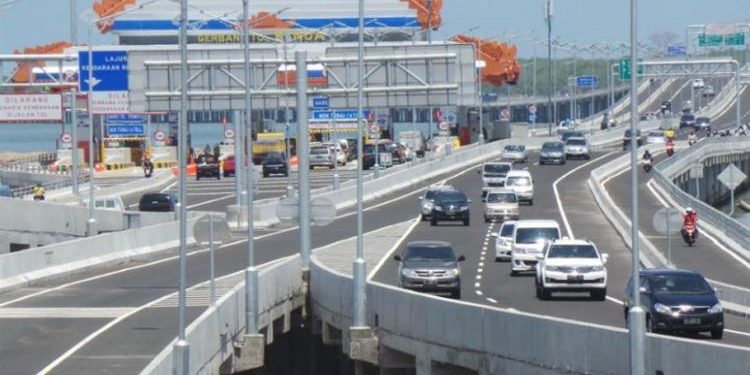 Menyambut KTT G20 Tol Atas Laut Bali Disulap Menjadi Warna Hijau