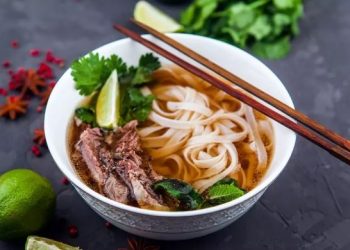 Menu Sarapan di Dunia, Nomor 3 Makan Mie dengan Daging Sapi Mentah