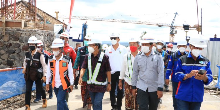 Gubernur  Koster Tinjau Progres Pembangunan Pelindungan Kawasan Suci Besakih