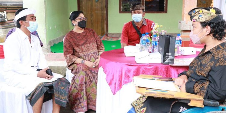 Ny. Putri Koster Kunjungi Mini Galery Lukisan Agus Mertayasa