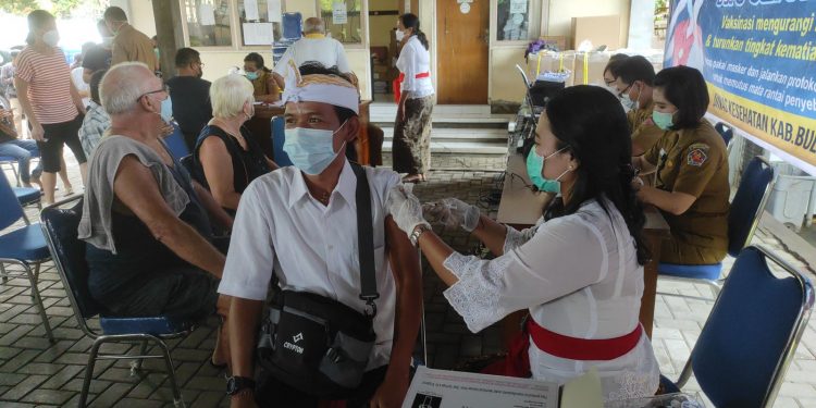 Mulai Sekarang, Vaksinasi Booster Lansia Bisa Diberikan Setelah 3 Bulan Vaksinasi Primer