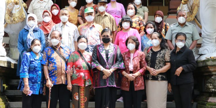 Sambut Hari Raya Nyepi, Ny. Putri Koster Menyapa dan Berbagi Kepada Lansia DPD PEPABRI