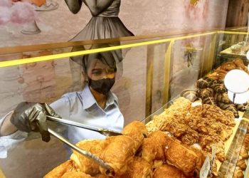 Restoran Bergaya Prancis Suguhkan Iga Penyet sampai Croissant