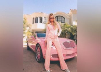 Terobsesi dengan Tracksuit, Paris Hilton Rilis Merek Sendiri