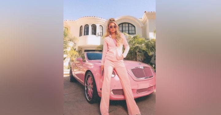 Terobsesi dengan Tracksuit, Paris Hilton Rilis Merek Sendiri