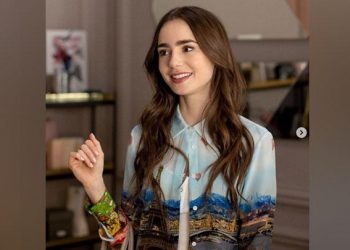 Lily Collins Sering Mendatangi Ahli Penyakit Kaki saat Syuting Emily in Paris
