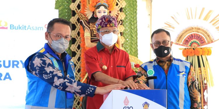Sambut KTT G20, Gubernur Koster Memulai Pembangunan Pembangkit Listrik Tenaga Surya di Jalan Tol Bali Mandara