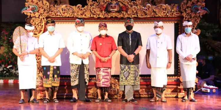 Gubernur  Koster Serahkan Bantuan Wayang Kulit dan Gambelan Gender ke Pengempon Pura Agung Besakih di Rahina Tumpek Wayang