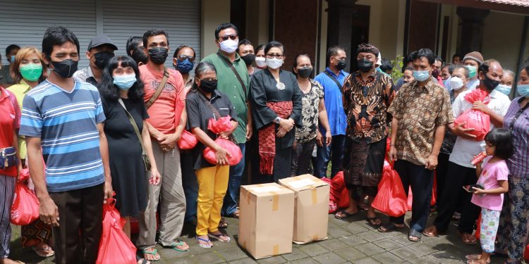 Ny. Putri Suastini Koster Memberikan Bantuan Sosial Kepada PERTUNI Badung