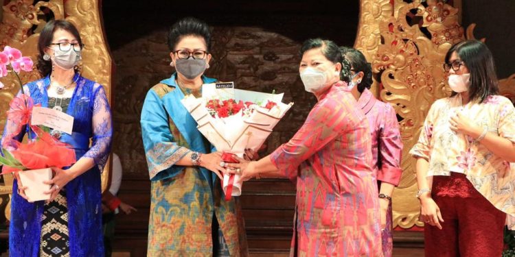 Ketua Dekranasda Provinsi Bali Ny. Putri Koster Menghadiri The Great Fashion Show of IWAPI Bali