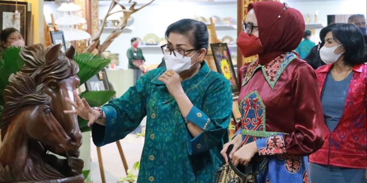 Ketua Dekranas Bali Secara Resmi Menutup Pameran Bali Tahap 2