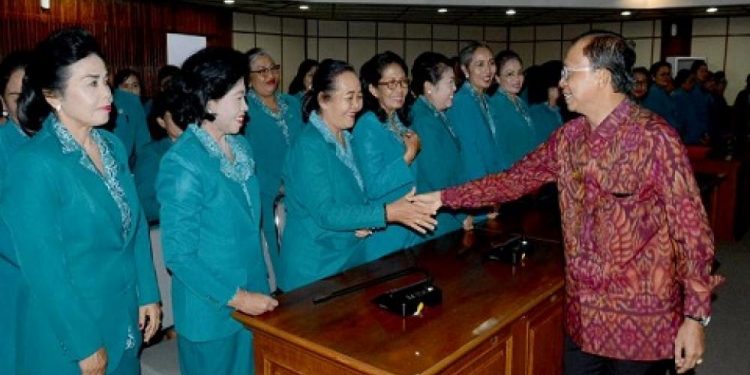 Hadiri HUT HKG PKK Ke-50, Gubernur Koster Gelontorkan 500 Juta ke PKK Se-Bali