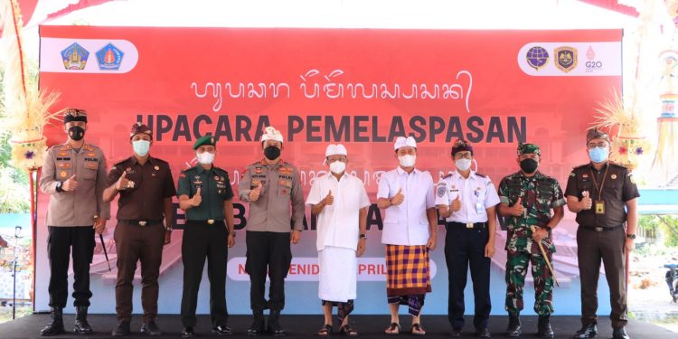 Gubernur Koster Melaksanakan Upacara Pemlaspasan Pelabuhan Sampalan di Nusa Penida