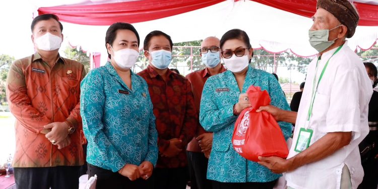 Ketua TP PKK Bali Gelar Pasar Rakyat ‘Berbelanja & Berbagi’ di Kabupaten Bangli