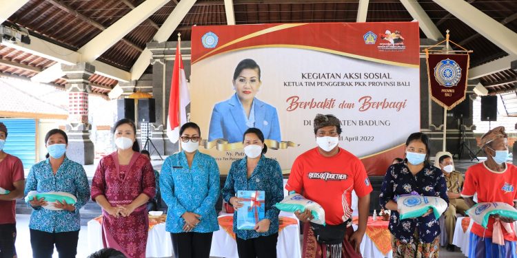 Sambut Hari Kartini , Ny.Putri Koster Gelar Aksi Sosial Berbakti dan Berbagi Di Badung