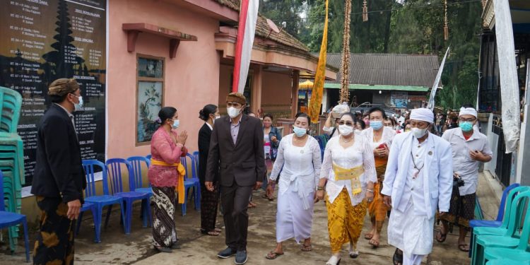 Hadiri Pujawali  Pura Amerta Jati Loji Titi Luhur Tengger, Ny Tjok Putri Hariyani Ajak Umat Jaga Persatuan & Kerukunan