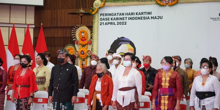 Peringati Hari Kartini, Wagub Cok Ace Serahkan Penghargaan Bagi Perempuan Berjasa & Berprestasi