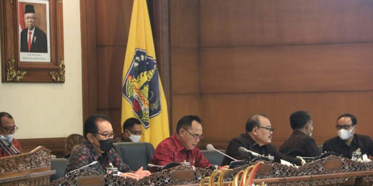 Wagub Cok Ace Hadiri Rapat Paripurna Terkait Pendapat Akhir DPRD Terhadap LKPJ Tahun 2021
