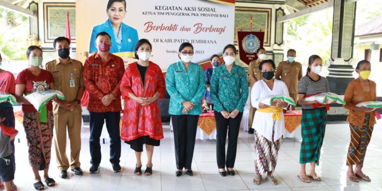 Ketua TP PKK Bali Kembali Gelar Aksi Sosial “berbakti dan berbagi” Di Kabupaten Jembrana