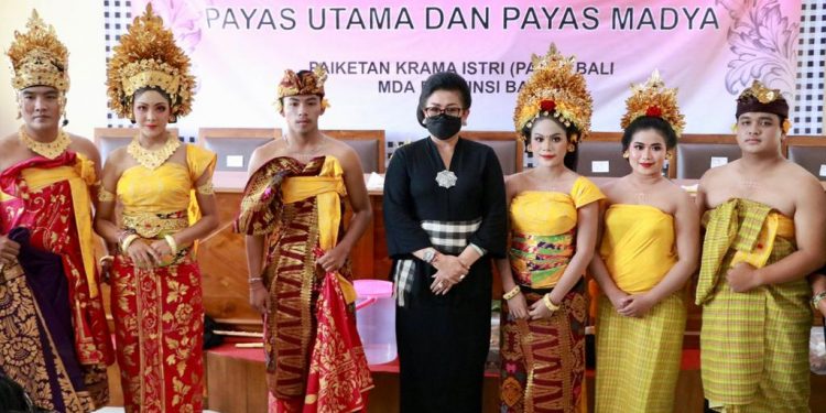 Ny.Putri Koster Hadiri Acara Pelatihan Tata Busana Adat Payas Utama & Payas Madya